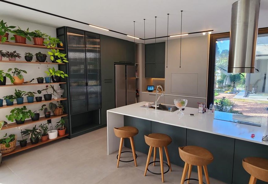 Cozinha planejada WoodPlan com parede de plantas e ilha