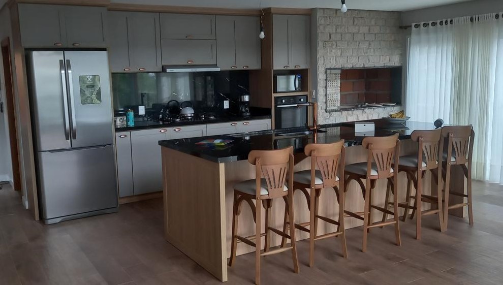 Cozinha planejada WoodPlan com ilha e banquetas